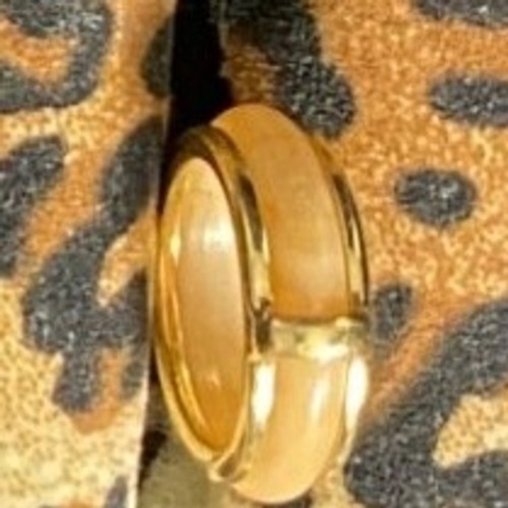 Gold-Tone Band with Glossy‎ Resin Inlay